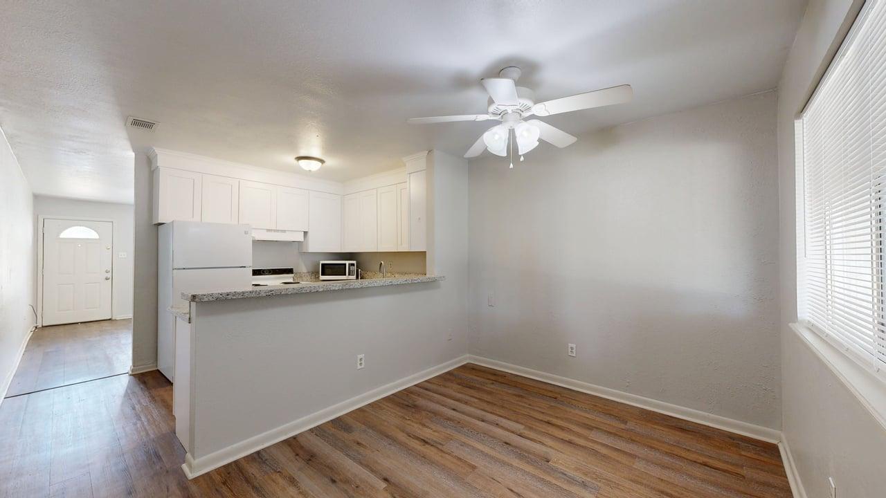 412 University Oaks property image