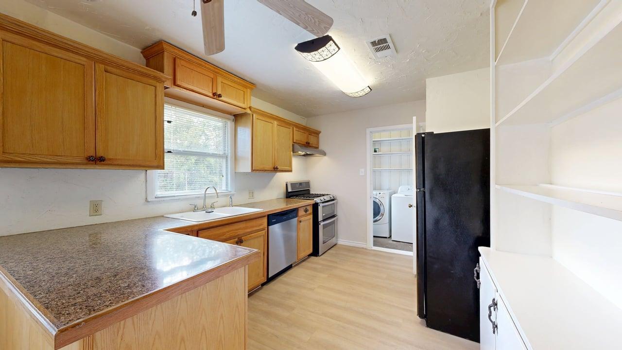 911 E North Ave property image