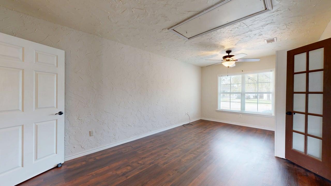 911 E North Ave property image