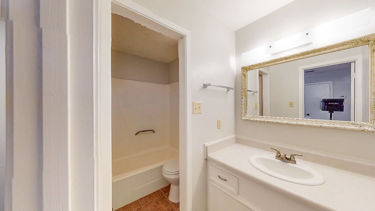 1326 Airline property image