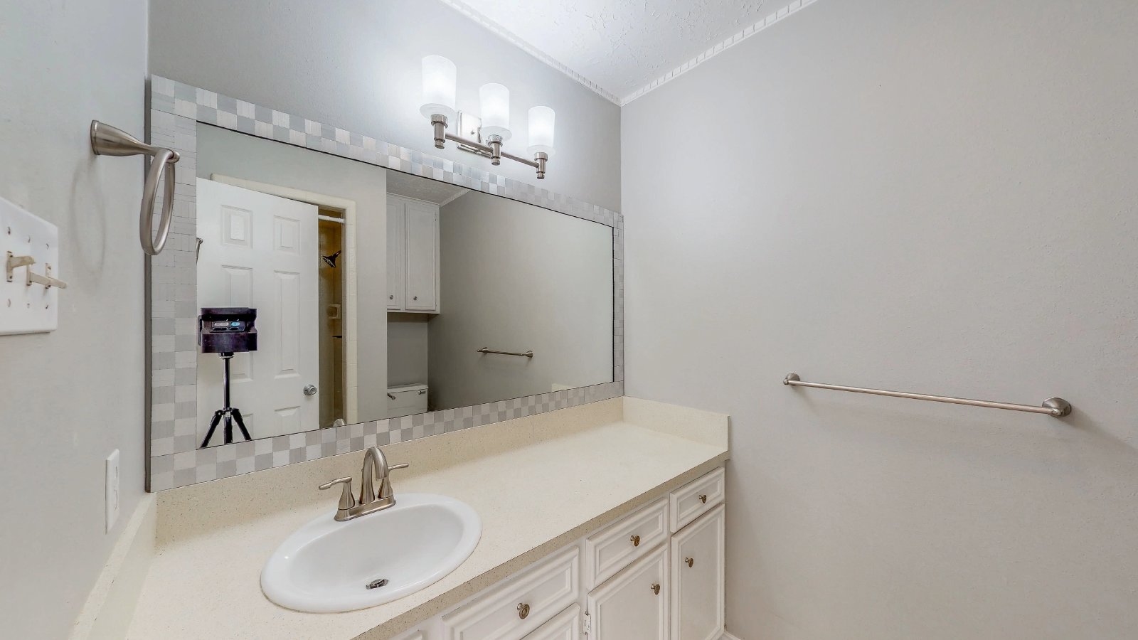 1000 Holleman Dr. property image