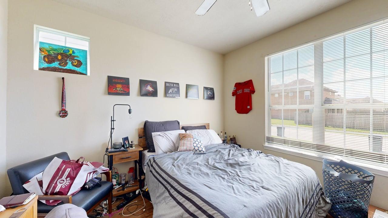 LO-2933 McLaren property image