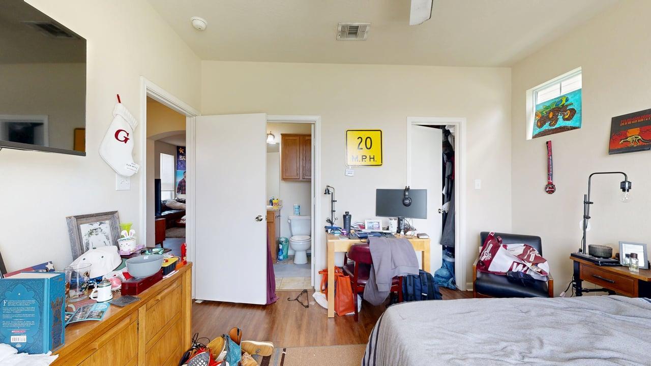 LO-2933 McLaren property image