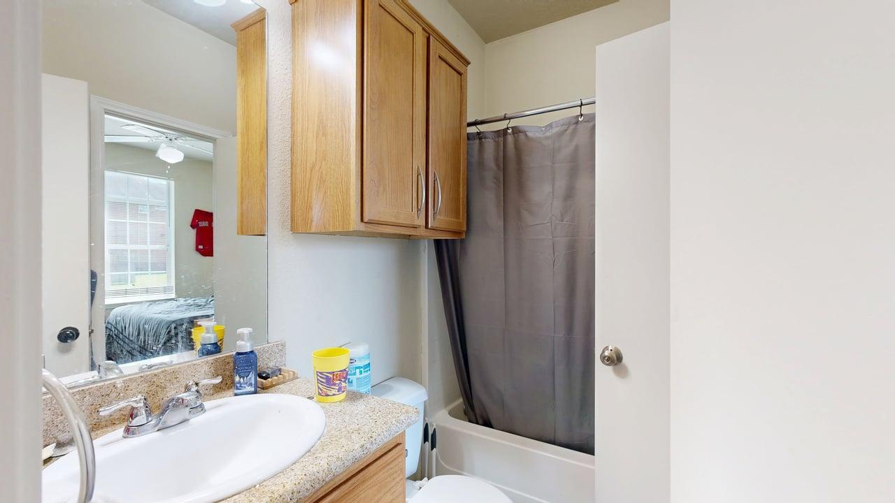 LO-2933 McLaren property image