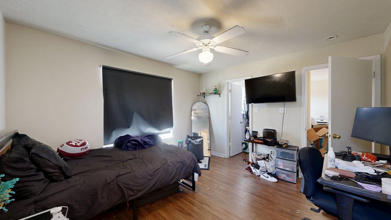 LO-2933 McLaren property image