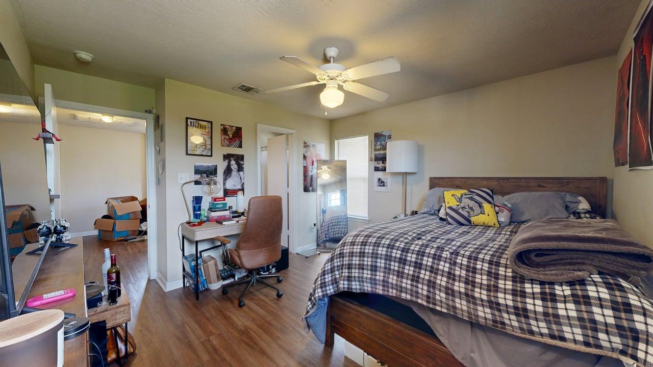 LO-2933 McLaren property image