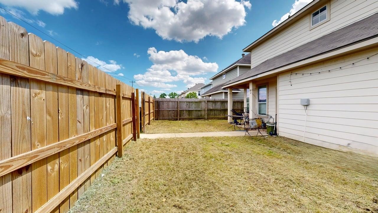 LO-2933 McLaren property image