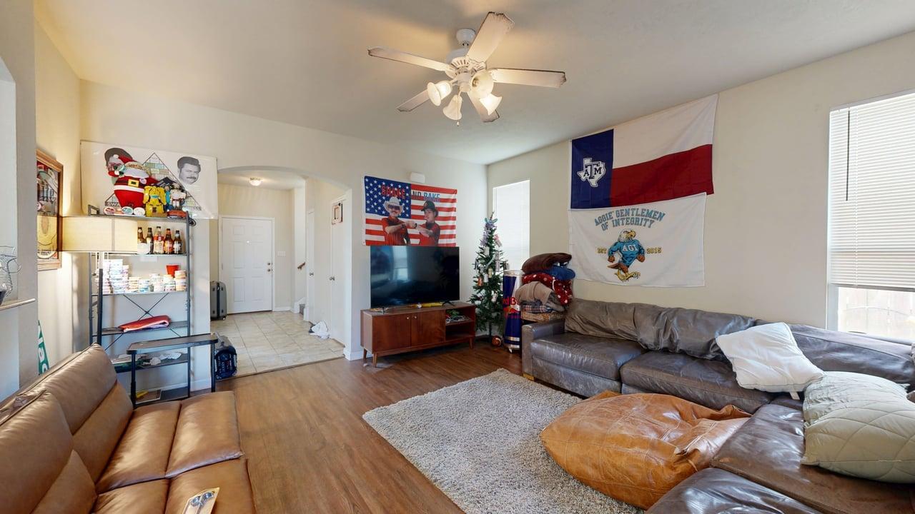 LO-2933 McLaren property image