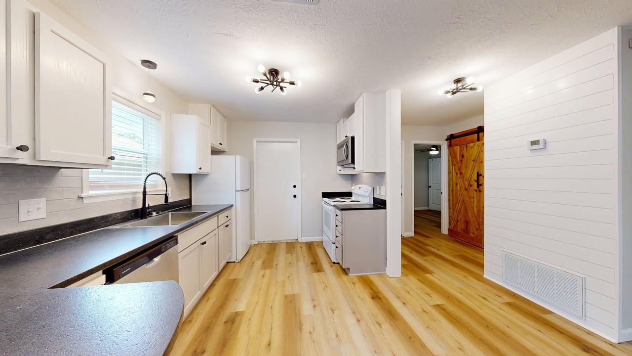 1112 property image