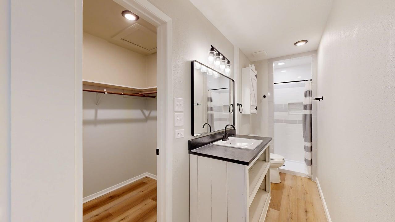1112 property image