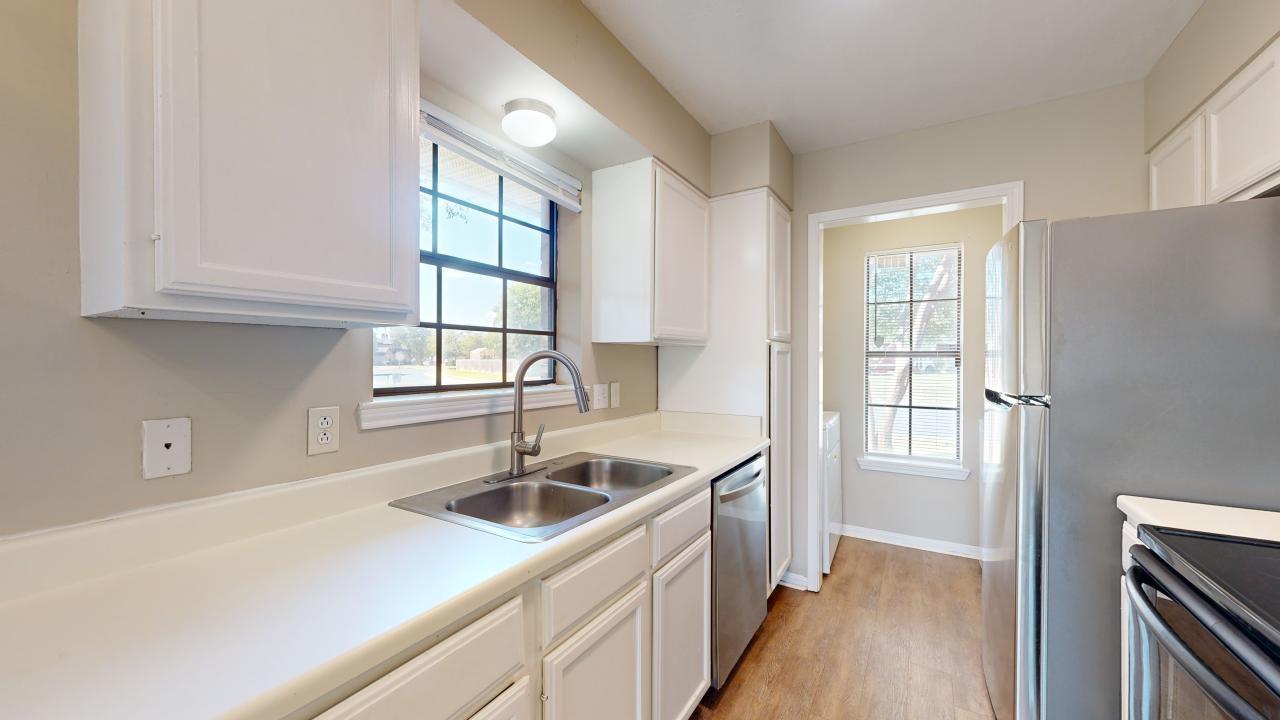 1915 Woodsman Dr property image