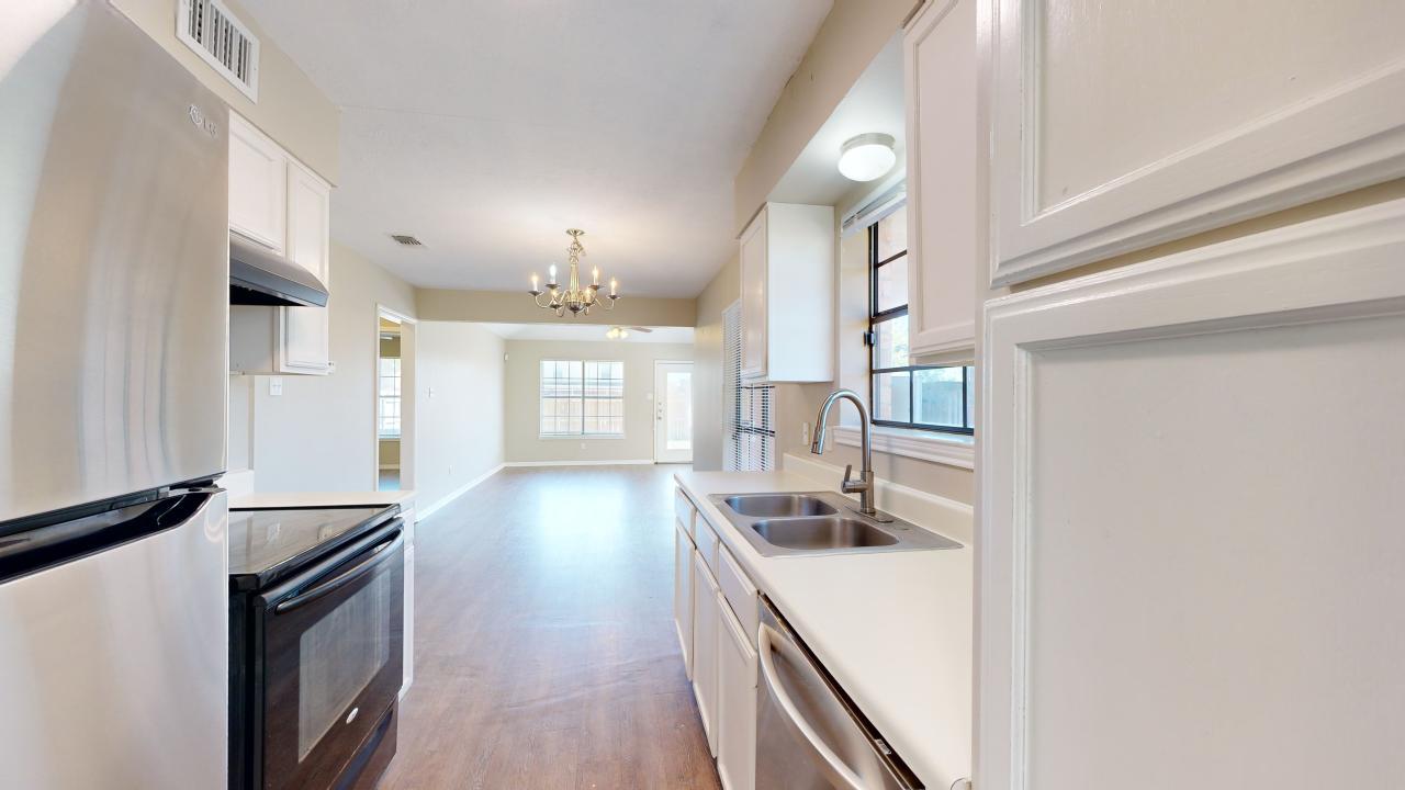 1915 Woodsman Dr property image