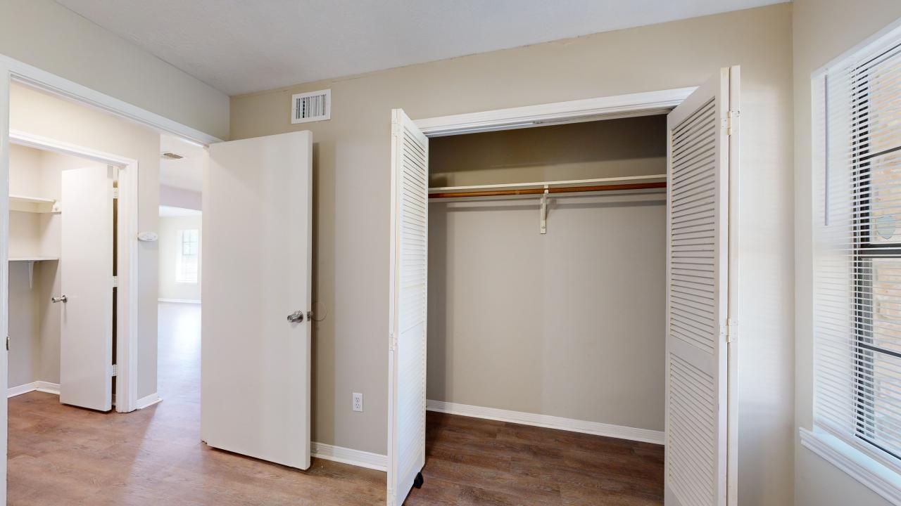 1915 Woodsman Dr property image